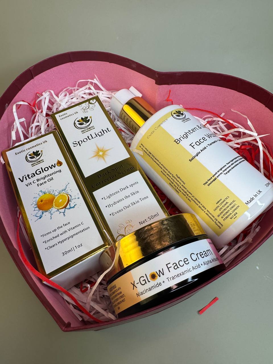 Extra Glow Face Gift Set with Dark Spot Corrector Serum, Vitamin C face Oil, Face wash and Extra Glow face cream